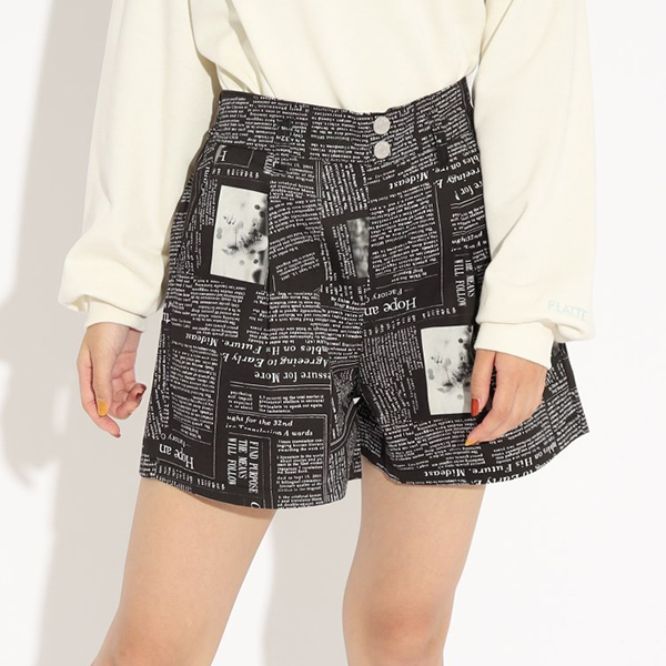 ニュースペーパー柄ショートパンツ