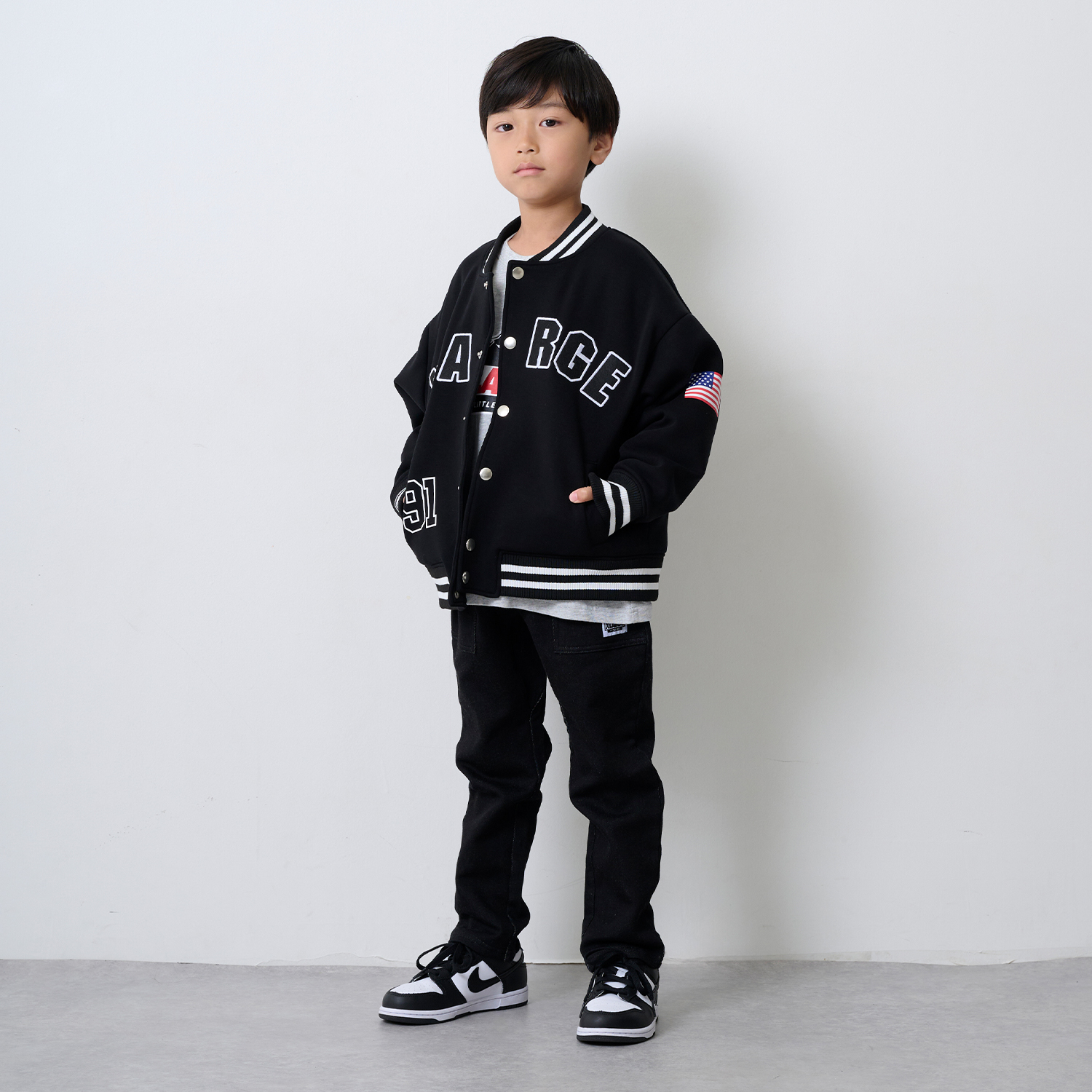 バックロゴカットデニムテーパードパンツ